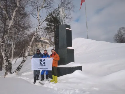 В Николаевске у памятника Геннадию Ивановичу Невельскому
