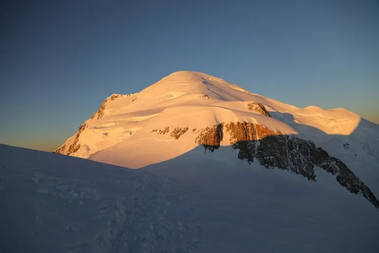 Монблан (4810 м) - высочайшая гора Западной Европы